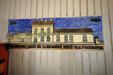 900478 Afbeelding van het keramische reliëf in het N.S.-station Driebergen-Zeist te Driebergen-Rijsenburg (op het ...